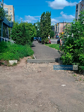 В Иванове велосипедистка упала с резко оборвавшегося тротуара и порвала колено